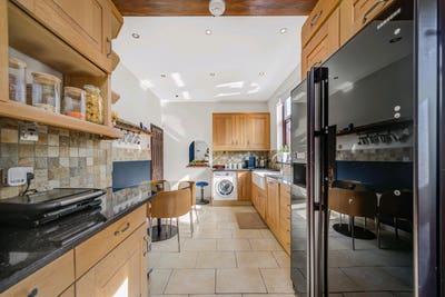 A large bright double bedroom Main Photo