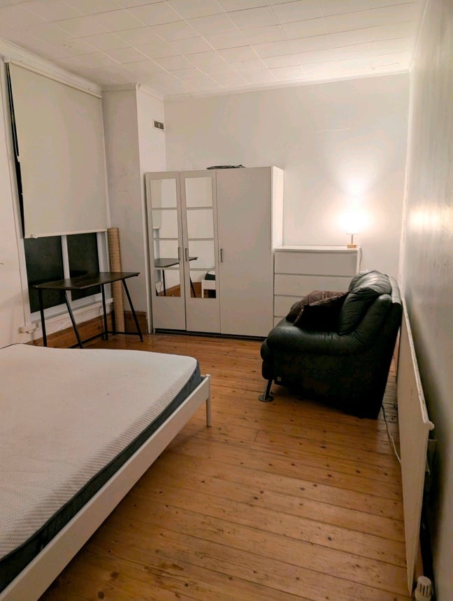 Huge Bedrooms! 2-Bed Flat - Share With 1 Female  Main Photo