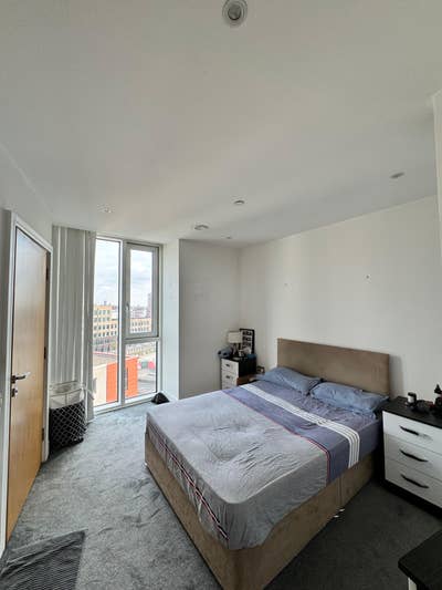 Spacious Ensuite Room Available in Stratford! Main Photo