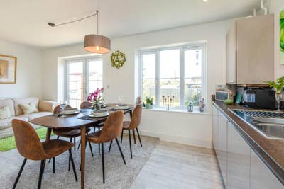 Large Double Room with Own Bathroom and Parking  Main Photo