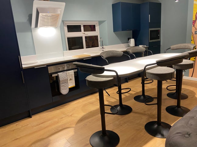 Spacious en-suite room in modern flat Main Photo