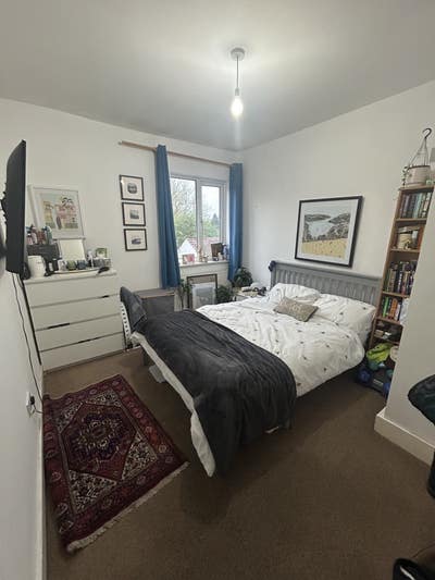 Double Room in Ealing (Gunnersbury Park) Main Photo