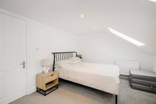 Bright & Spacious En-Suite | 6mins to Central Line Main Photo