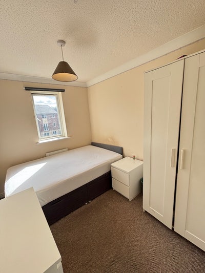 Bills Included Bedroom + Office Room In heaton Main Photo