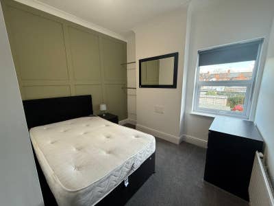 Modern Double Room in Refurbished House Main Photo