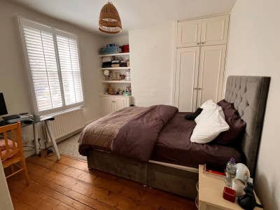 King room available in 3 bedroom house! Main Photo