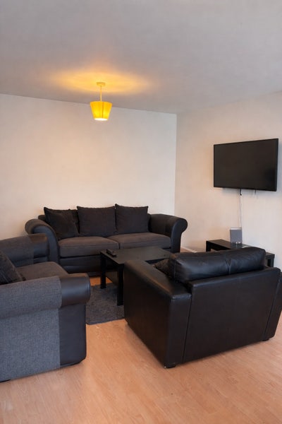 Bills Included - Bedroom + Office Room in Heaton Main Photo