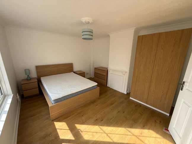 Double furnished room - professional house share  Main Photo