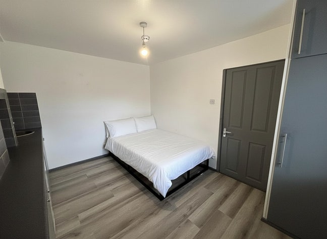 Double Room - Opposite Yeovil Hospital Main Photo