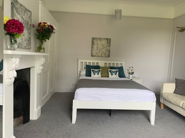 Large en-suite, kitchen, super central location   Main Photo