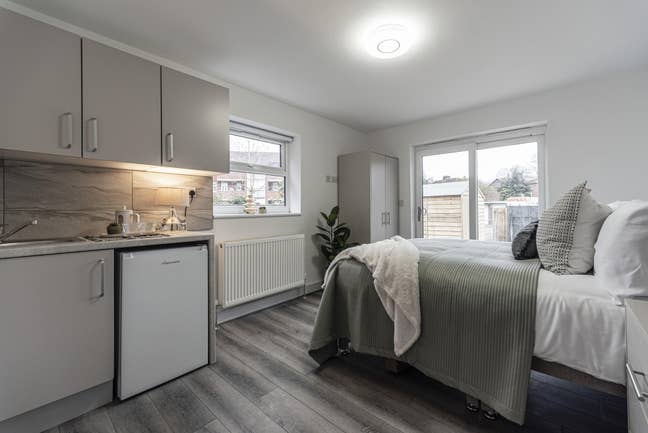 ✈️ 15 mins to Airport | Ensuite + Kitchenette Main Photo