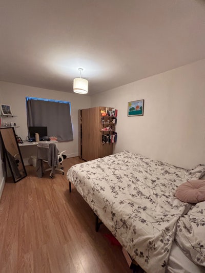 Double bedroom in Island Gardens Main Photo