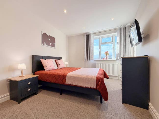 Ensuite Bedroom in Brand New House Slough SL2 Main Photo