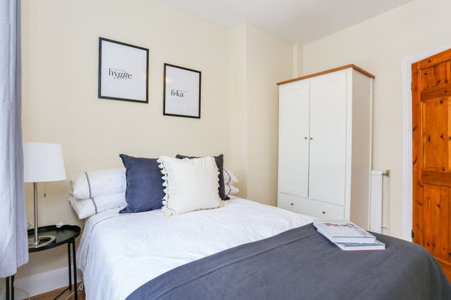 Lovely Double Room in SW14 | Minutes from station Main Photo