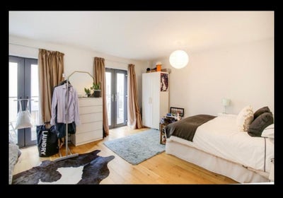Large Double Bedroom Ealing Main Photo