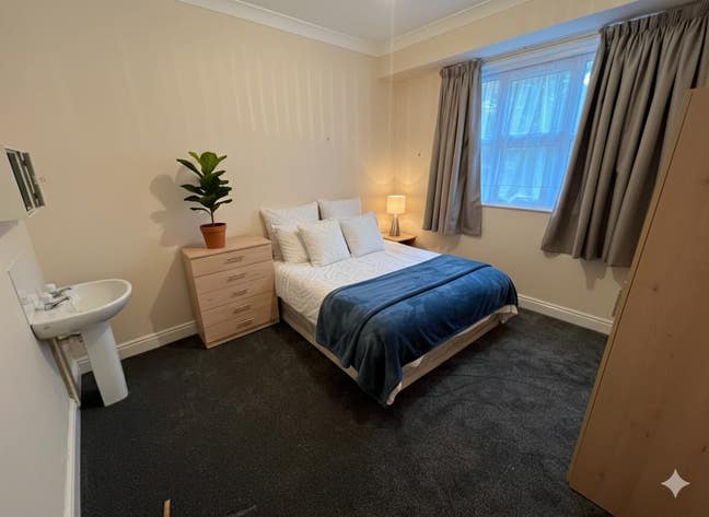 Double Room with Basin – Fordham Road, Newmarket Main Photo