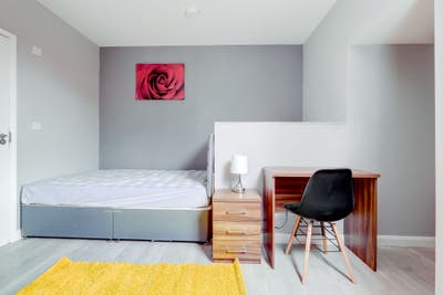 En-Suite Room with Parking-All Bills Included! Main Photo