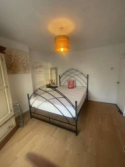 King sized bedroom Bills included  Main Photo