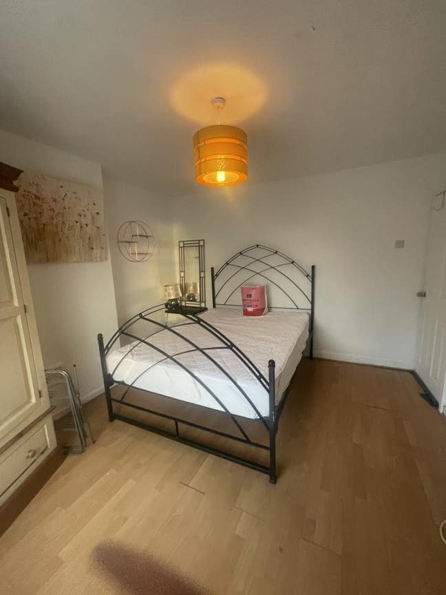 King sized bedroom Bills included  Main Photo