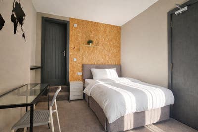 1 Double En-Suite Room Available In CH44! Main Photo