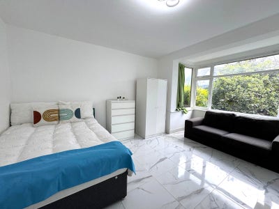 Bright & Modern Room –All Bills Included! Wembley! Main Photo