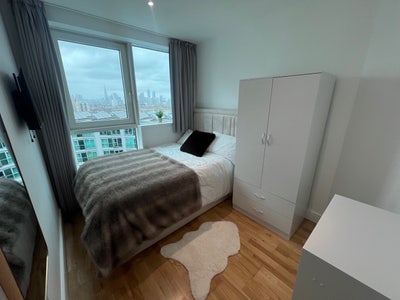 Stunning Top Floor Riverside Apartment (Room) Main Photo