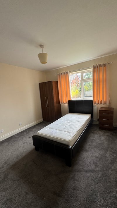 Single bedroom close to city centre  Main Photo