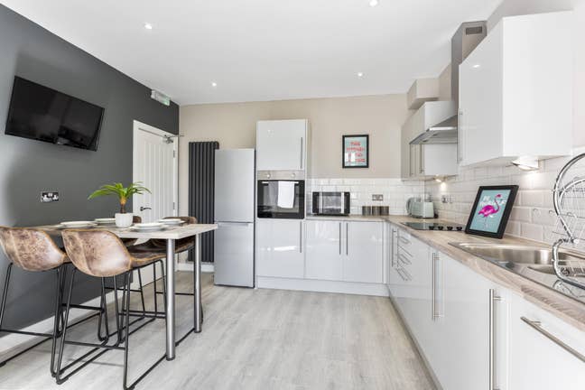 💥Cozy Ensuite in a great location Available TODAY Main Photo