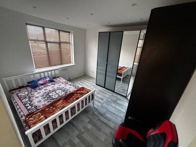Spacious Double Rooms in Well-connected 3 Bed flat Main Photo