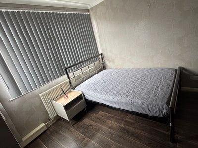 Brighter large room Main Photo