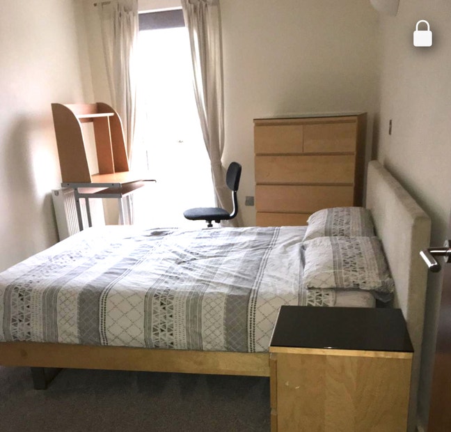 Bright, spacious double room in modern flat. Main Photo