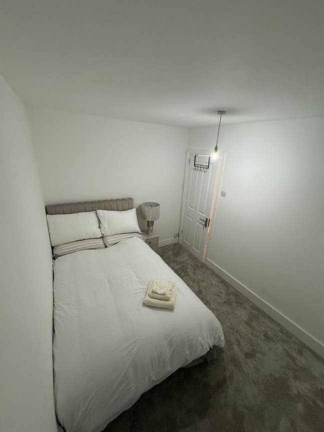 Double Room in Clean Home Available Main Photo