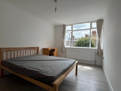 A bright and spacious large double room for rent Main Photo