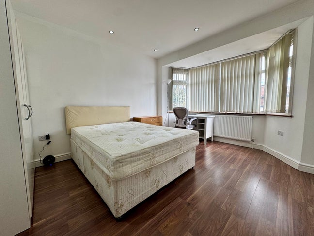 Spacious ensuite double room in modern house Main Photo