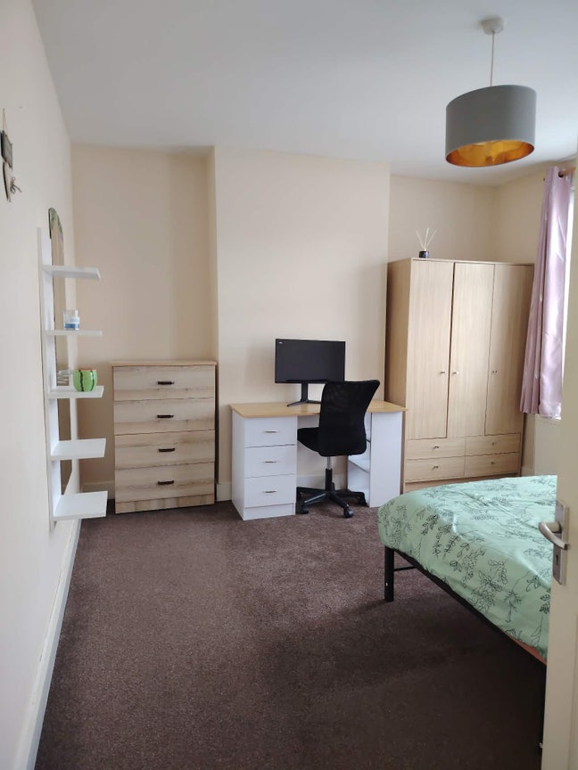 2 rooms available for rent in E12 6HQ Main Photo
