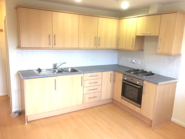 One double bedroom flat, garden, off-road parking Main Photo