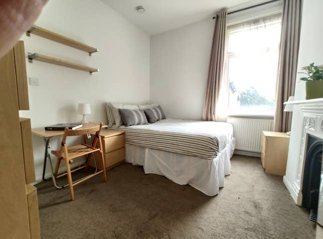 Spacious double room - 10 min walk Surrey Quays Main Photo