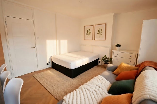 Top Location! Stunning Modern Flat+ Balcony Main Photo