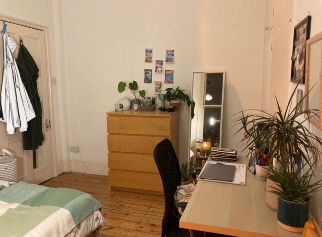 1 ensuited room for short term  Main Photo