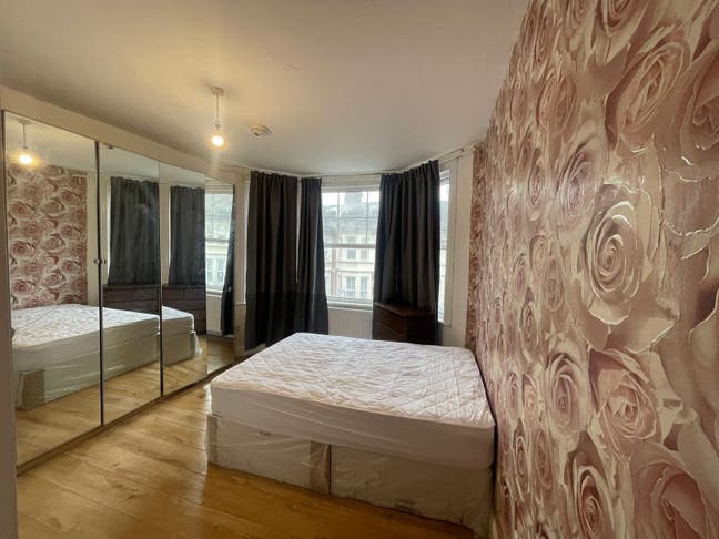 NW10 Double Room w/ Private Bathroom Main Photo