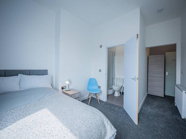 DR3 Large en-suite room available near town centre Main Photo