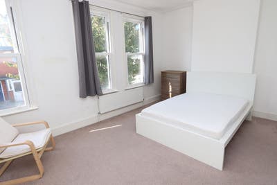 Luxurious Spacious Ensuite in Imperial Wharf Main Photo