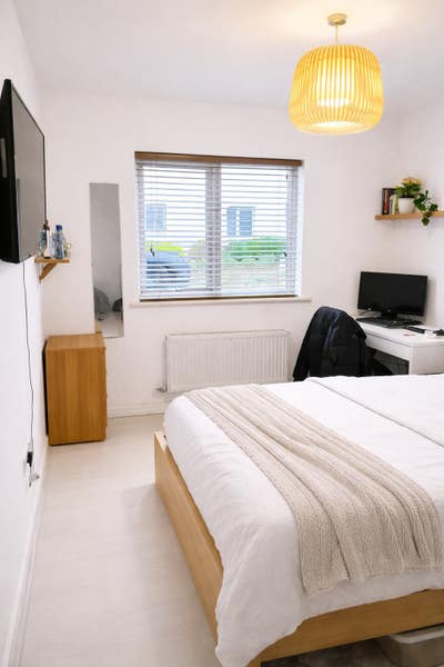 Stylish En-Suite Room Near – All furneished  Main Photo