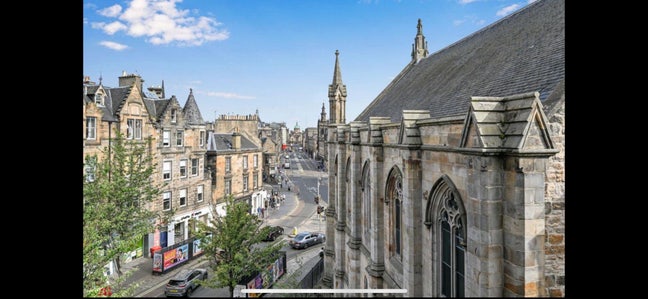 Dbl Room in a large, fully renovated Old Town flat Main Photo