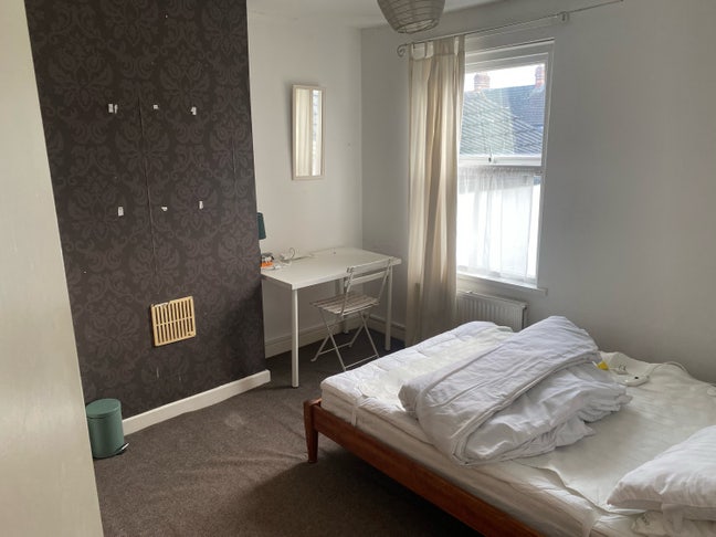 Spare Room in a Three Bed House Main Photo