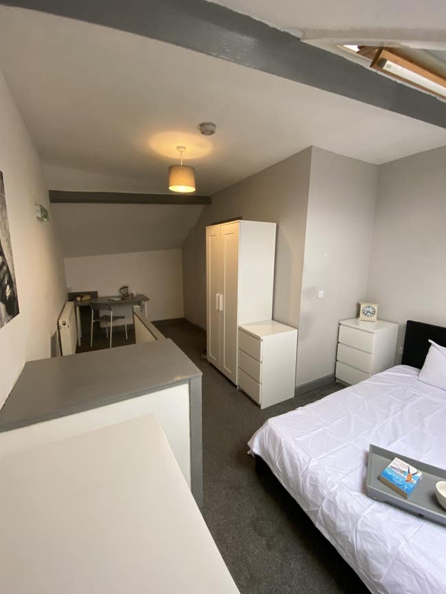 CS 🏡  Ensuite Rooms Available Main Photo