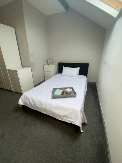 CS5 🏡  Large Top Floor Ensuite Room Available NOW! Main Photo