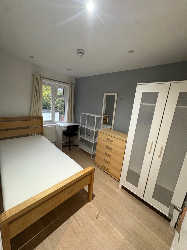 Mill Hill East - Single room - very clean  Main Photo