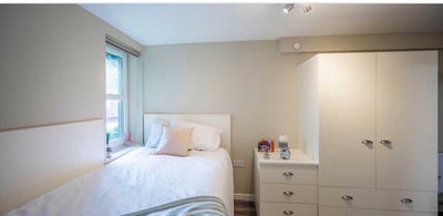 Single room flat Main Photo