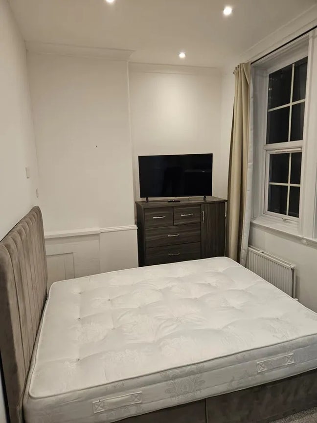 Studio Flat, Wandsworth High St, SW18 Main Photo